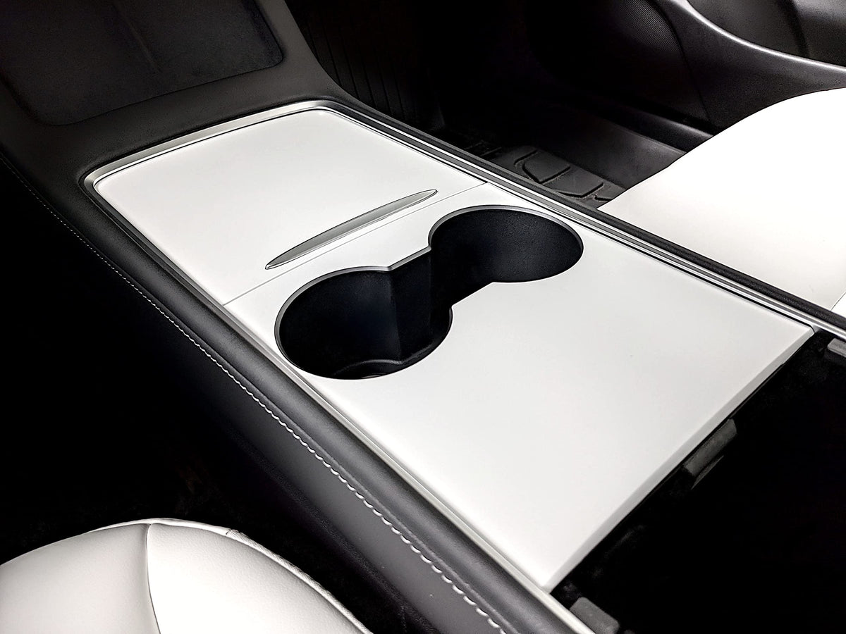 Mittelkonsole im Tesla Model 3/Y mit zwei Cupholdern, Einbaubereich der Schutzfolie