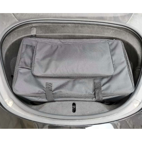 Roadtrip Essential Bundle für Tesla, im Tesla eingebaut
