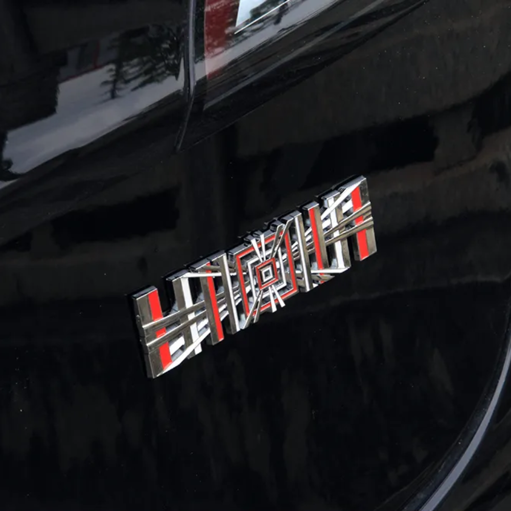 PLAID Emblem Badge für Tesla, Detailansicht