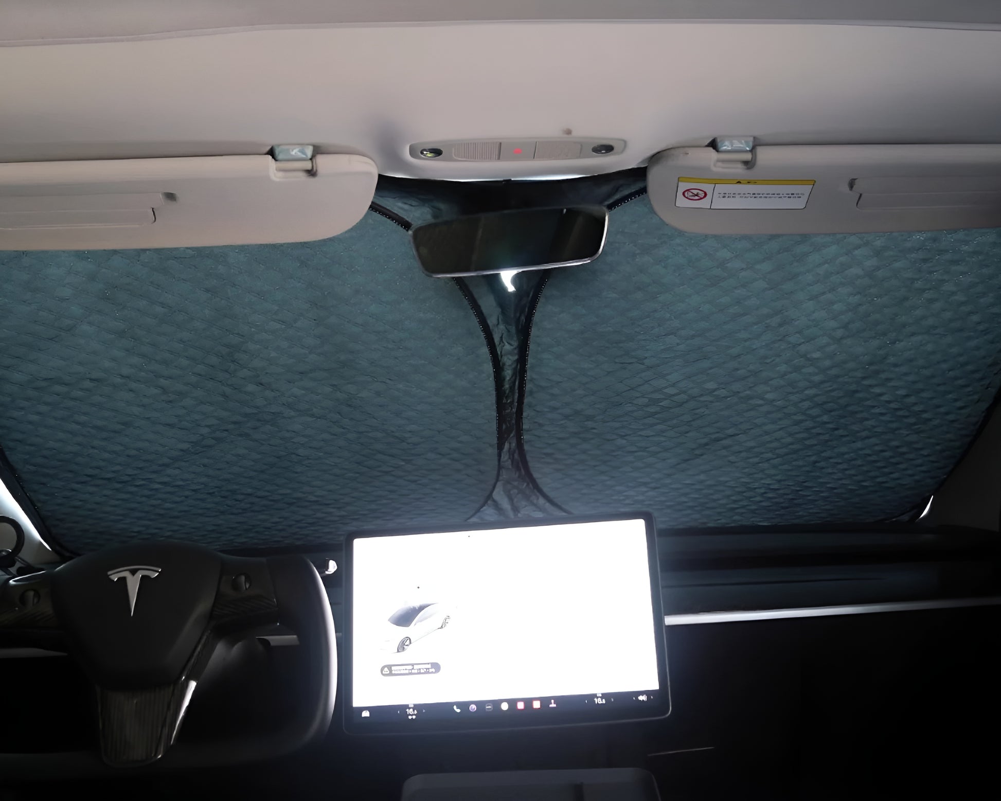 Frontscheiben-Sonnenschutz im Tesla installiert, Innenansicht