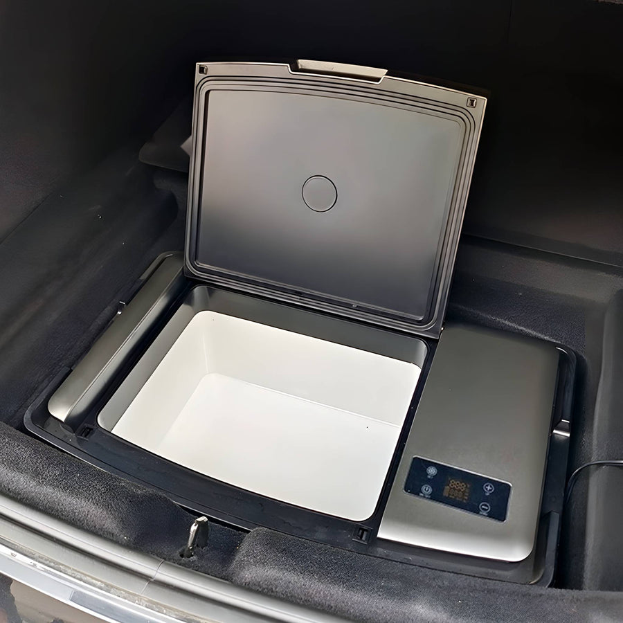 Einbau-Kühlschrank für Tesla Model 3, geöffnet im Unterboden-Fach des Kofferraums, 20 Liter Innenraum