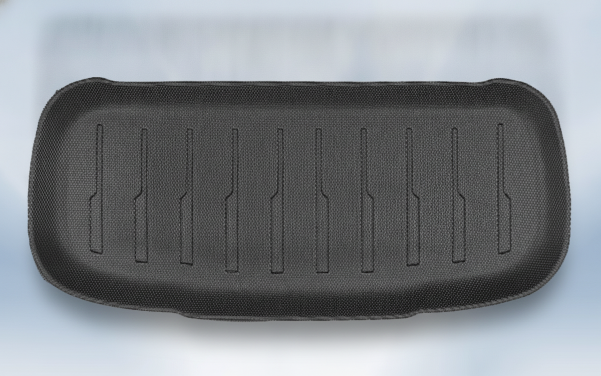 Frunk Allwettermatte für Tesla Model Y Standard (2026+) – TPE, Passgenau – KI-generierte Produktdarstellung (Mockup) (Studio)
