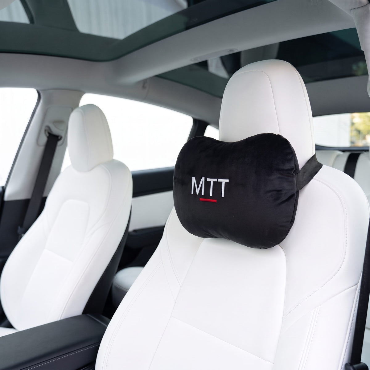 Schwarzes MTT-Kopfstützkissen mit schwarzem Halteband an der Kopfstütze eines Tesla-Sitzes