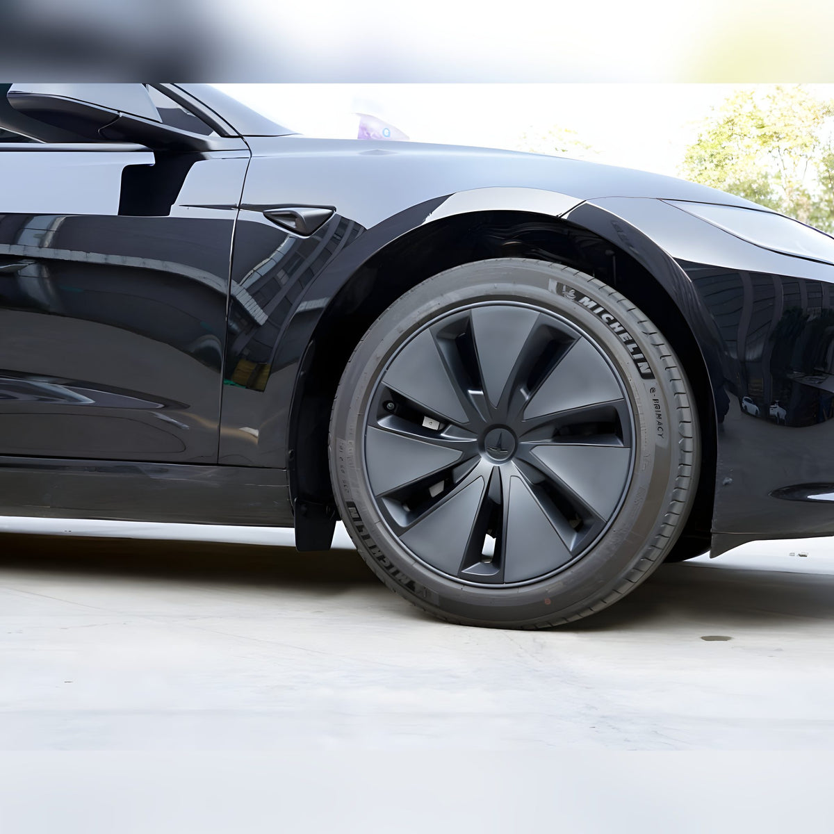 Schmutzfänger für Tesla Model 3 Highland, vorne am Fahrzeug montiert