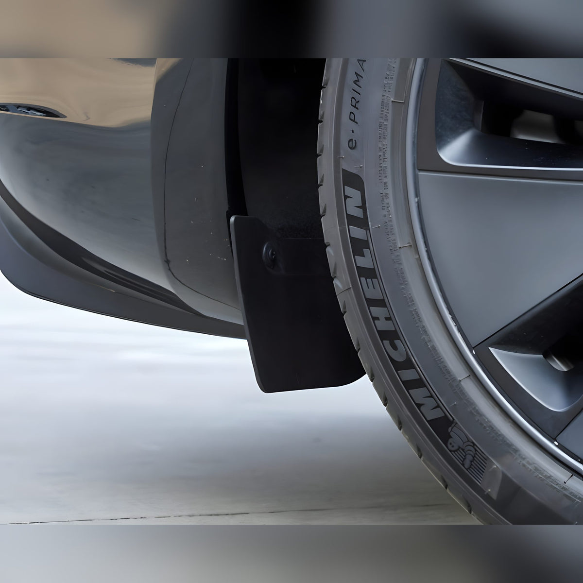 Schmutzfänger für Tesla Model 3 Highland, vorderer Mud Flap am Radkasten
