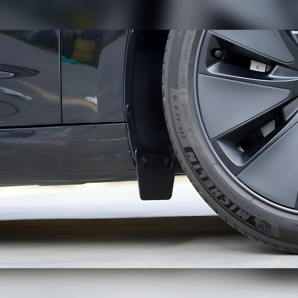 Schmutzfänger für Tesla Model 3 Highland, montiert hinter dem Vorderrad