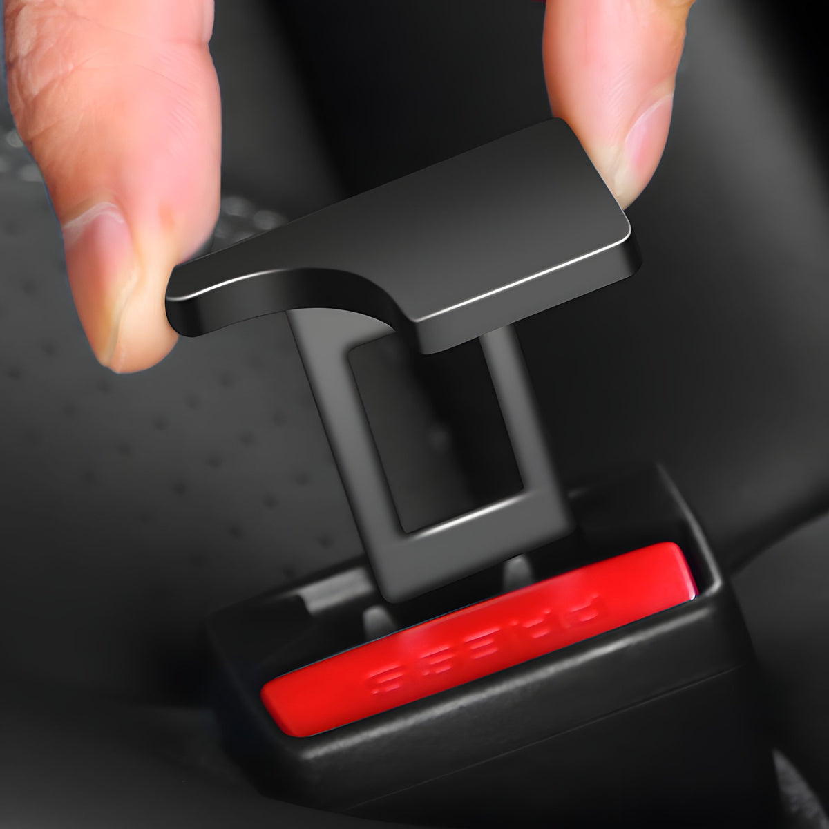 Sicherheitsgurt-Clip für Tesla beim Einstecken in die Gurtschnalle
