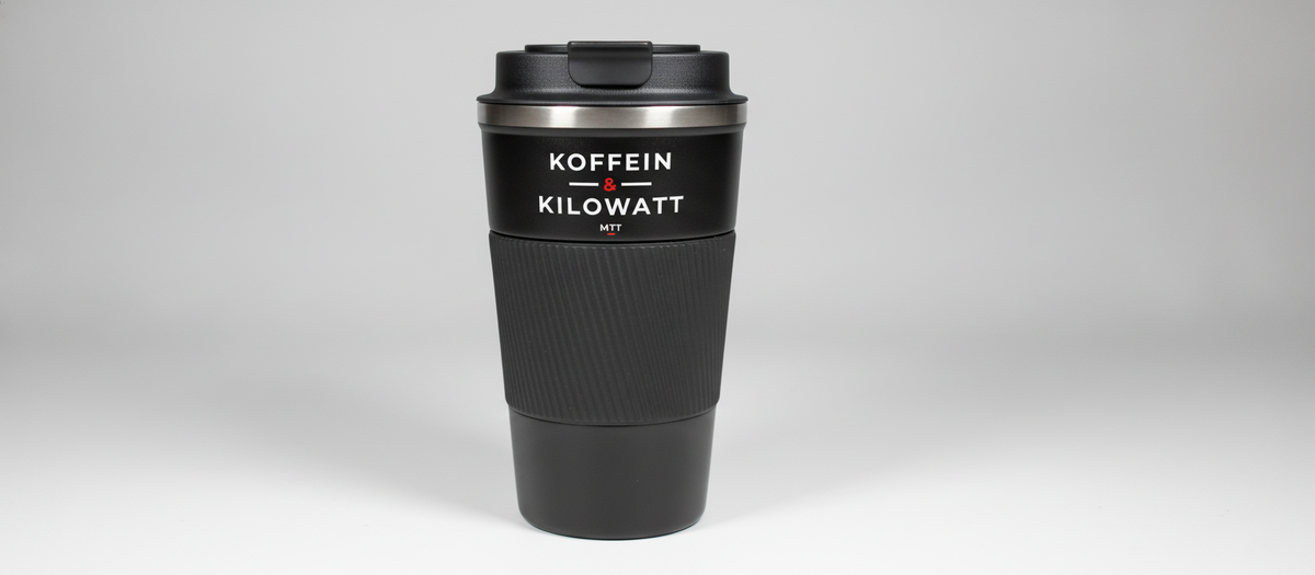 Thermobecher Schwarz mit Motiv Koffein & Kilowatt auf dem glatten Band