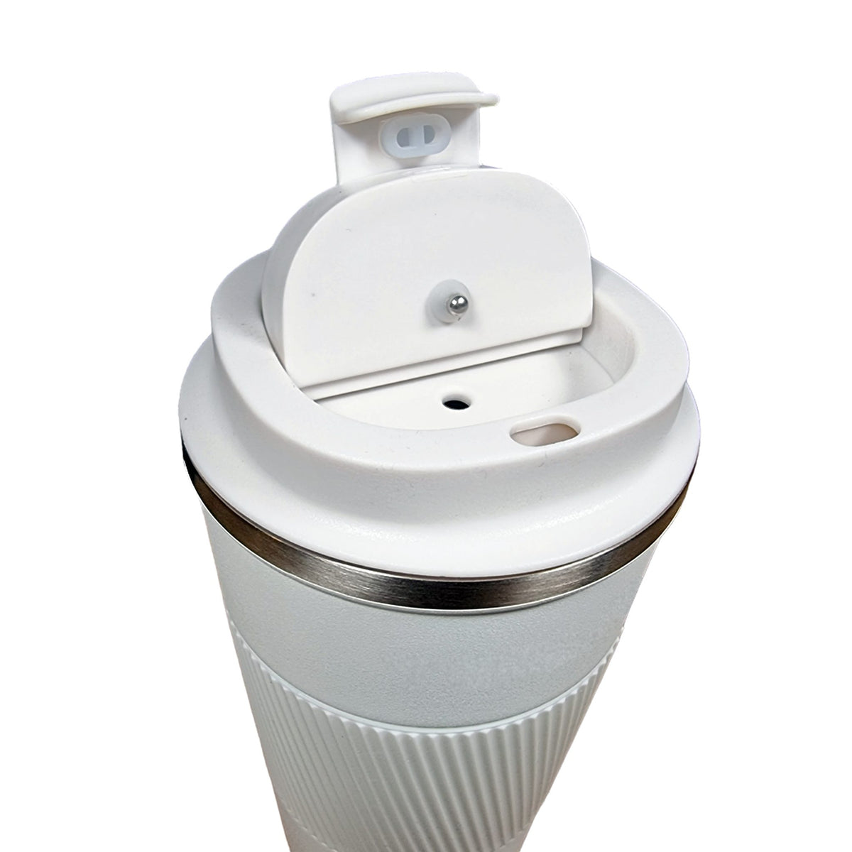 Weißer Thermo-Becher mit hochgeklappter Deckelklappe und freier Trinköffnung