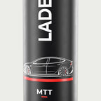 Nahaufnahme des UV-Drucks „Ladepause“ auf der schwarzen Thermosflasche: Fahrzeugzeichnung, roter Strich und MTT-Logo