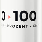 Nahaufnahme des UV-Drucks „Null auf Hundert“ auf der weißen Thermosflasche, Schrift läuft mit der Rundung