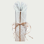 Thermosflasche in heller Geschenkverpackung mit weißen Linien und Bastschleife