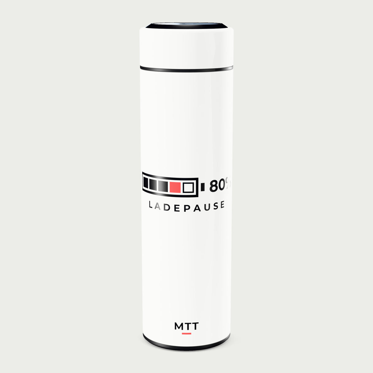 Thermosflasche weiß mit LCD-Temperaturanzeige im Deckel, 500 ml, Motiv „Ladestand“ als UV-Druck, vor hellgrauem Hintergrund