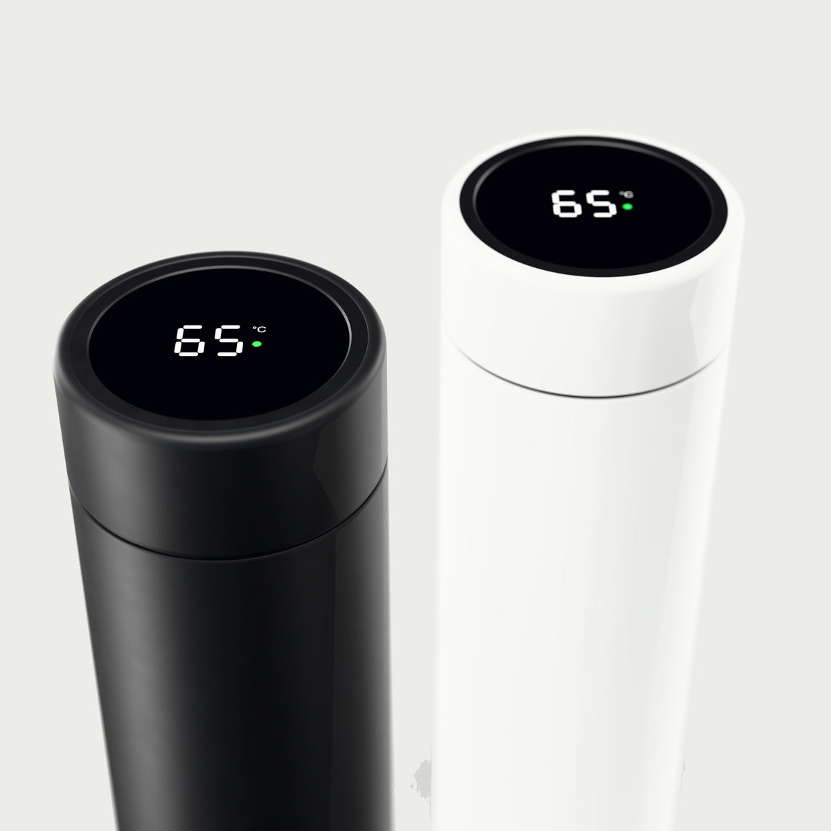 LCD-Deckel der Thermosflasche in Schwarz und Weiß im Detail, Anzeige 65 °C mit grünem Punkt