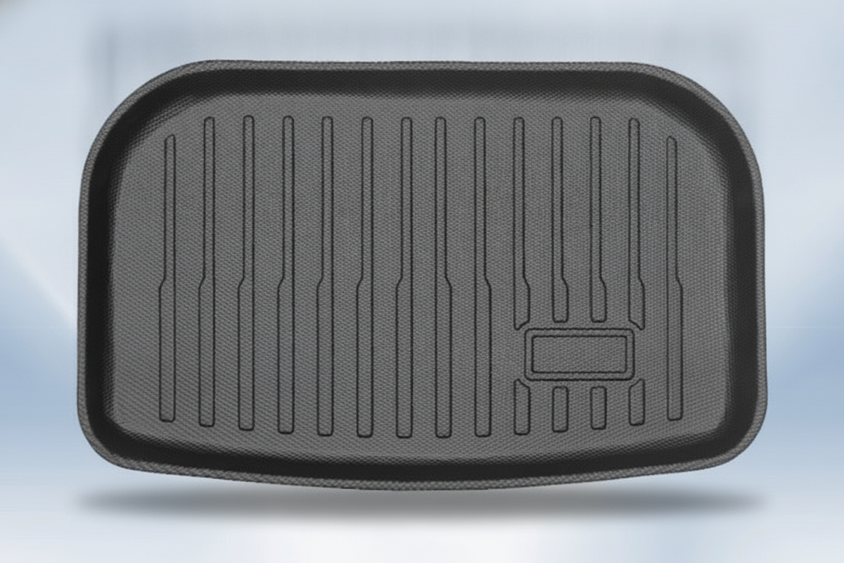 Untere Kofferraummatte für Tesla Model Y Standard (2026+) – TPE, Passgenau – KI-generierte Produktdarstellung (Mockup) (Studio)