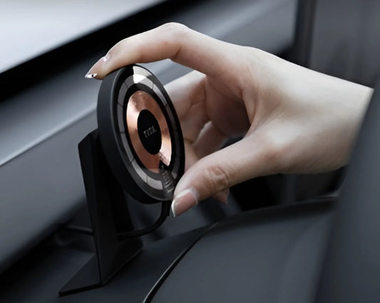 TITA Wireless-Ladestation im Tesla, hinter dem Lenkrad montiert