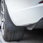 Schmutzfänger Mud Flaps für Tesla Model 3 und Y, Produktansicht2 Schmutzfänger für Tesla Model 3 und Y, Detailansicht3 Schmutzfänger für Tesla Model 3 und Y, weitere Perspektive4 Schmutzfänger-Set für Tesla Model 3 und Y, Lieferumfang, Detail 3