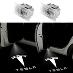 Willkommenslicht LED-Projektor mit Tesla-Logo auf dem Boden, in Funktion
