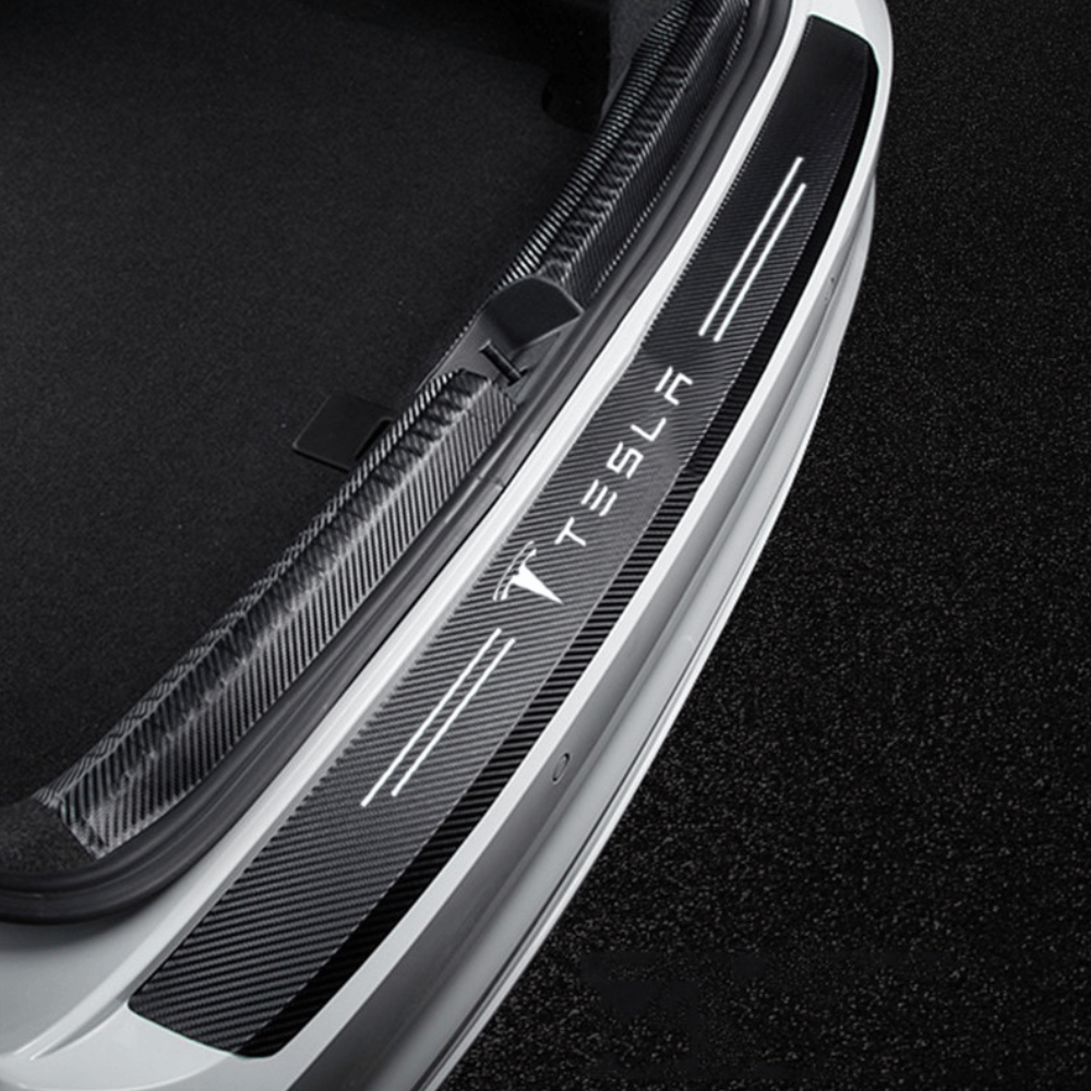 Ladekantenschutz in Carbon-Optik an der Tesla-Heckstoßstange, montiert