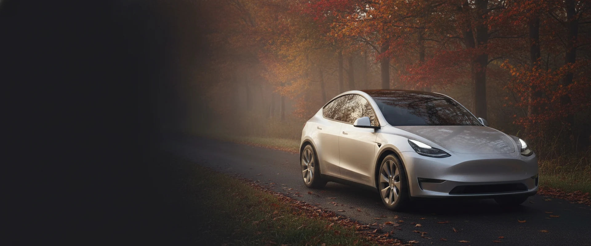 KI-generierte Illustration: Tesla Model Y auf einer nebligen Herbstallee im Abendlicht